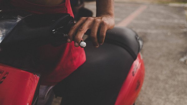 Quels sont les conseils pour maintenir une routine de soins de la peau naturelle et économique ?