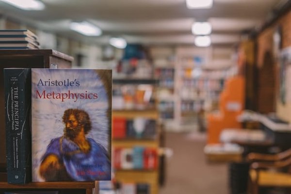 Comment la philosophie d'Aristote a-t-elle influencé la science et la pensée ?